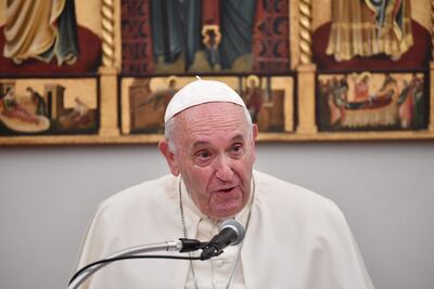 El papa Francisco participa de una reunión con obispos en la nunciatura apostólica de Tokio.