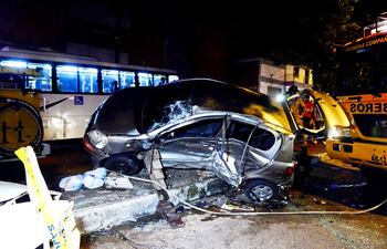 el-automovil-toyota-vitz-gris-que-conducia-el-joven-alex-daniel-niebuhr-jara-quedo-destartalado-en-su-costado-izquierdo-y-fue-a-parar-al-paseo-central-02536000000-1829630.jpg