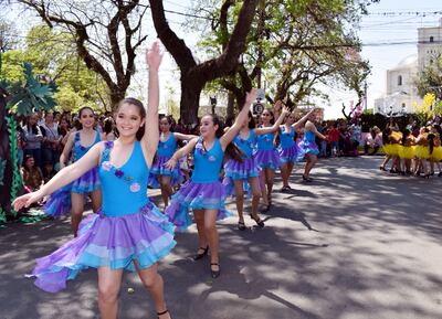 Las academias de danza de la zona dieron colorido al tradicional Corso de las Flores que cada año se realiza en Caacupé.