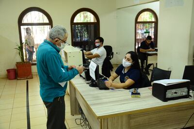 Un contribuyente realizando gestiones en la Municipalidad de Ciudad del Este.