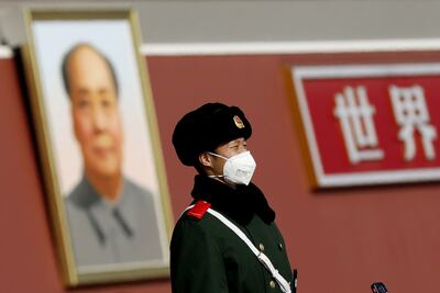 Un oficial porta una máscara en la  Plaza de Tiananmen, en Beijing, China.