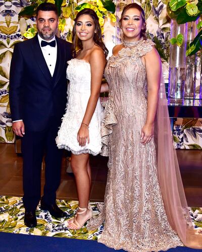 La quinceañera junto a sus padres Roberto Paredes y Cinthya Escobar.