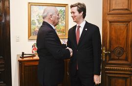 el-canciller-eladio-loizaga-recibio-ayer-en-su-despacho-al-embajador-de-canada-robert-fry-d--212527000000-1730395.jpg