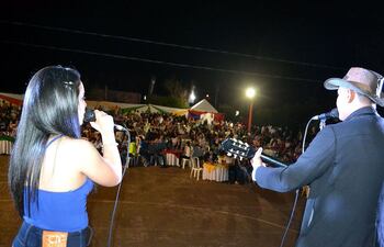 los-artistas-locales-natalia-alonzo-y-gilberto-moreira-cantan-ante-cientos-de-personas-durante-el-festival--200411000000-1494372.jpg