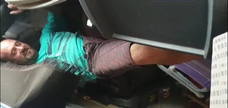 El brasileño, escondido debajo del asiento de un camión quiso burlar el control para cruzar hacia el lado paraguayo y terminó detenido. 