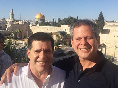 Horacio Cartes (i) y Darío Messer. La Fiscalía de Brasil dice que el exmandatario ayudó al doleiro.