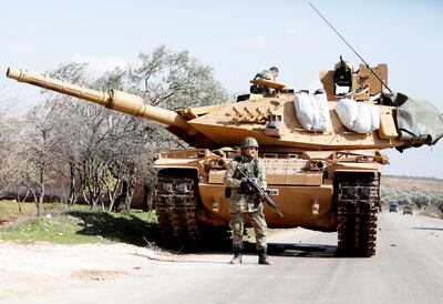 Fuerzas turcas en el norte de Siria, adonde ingresaron para evitar avances kurdos, a quienes no desean en su frontera.