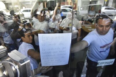 Los docentes impiden el acceso al MEC.