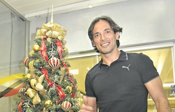 Roque Luis Santa Cruz, junto al arbolito de la recepción en la sala de redacción de ABC, ayer, después de compartir la mesa del Cardinal Deportivo.