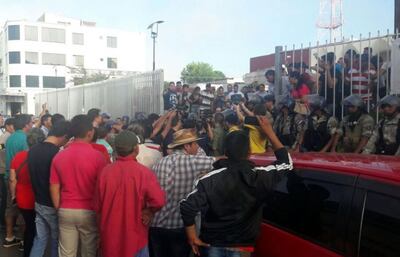 La sede de la Gobernación de Guairá fue tomada por adherentes de ambos sectores colorados que disputaron por el cargo de gobernador.