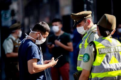 El fuerte aumento de contagios, especialmente en Santiago, por el nuevo coronavirus trunca la desescalada en Chile que aplicó una salida gradual de desconfinamiento.