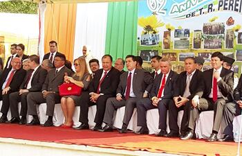 la-concejala-luz-marilda-argello-anr-su-esposo-el-vicepresidente-juan-afara-junto-al-presidente-de-la-republica-en-un-evento-en-t-r-pereira--211139000000-1552446.jpg
