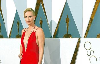 charlize-theron-lucio-un-elegante-y-deslumbrante-vestido-rojo-glam-de-dior-y-sandalias-jimmy-choo--201102000000-1434326.jpg