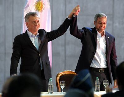 El presidente de Argentina, Mauricio Macri (i), y su homólogo paraguayo, Mario Abdo Benítez (d), en el acto inaugural de un nuevo paso fronterizo en la presa de Yacyretá, sobre el río Paraná, el viernes pasado.
