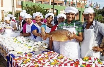 los-miembros-de-la-asociacion-de-productores-de-piscicolas-de-barrero-guasu-en-la-feria-del-pescado--211926000000-1529353.jpg