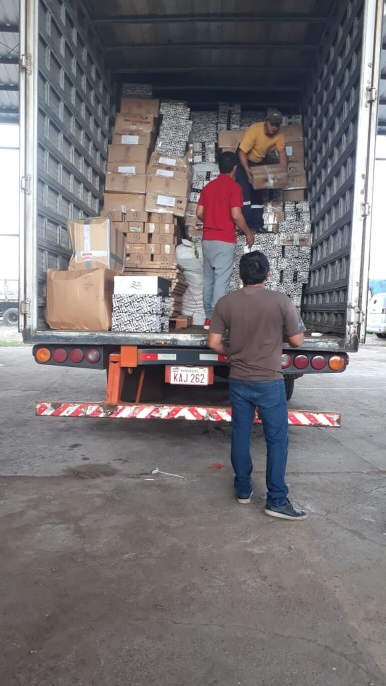 Una comitiva de la Unidad Anticontrabando desarrolla la verificación del camión.