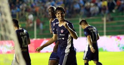 El goleador Pablo Zeballos festeja su primera anotación en filas del Royal Pari de Bolivia.