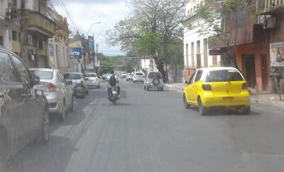 Motociclista sin casco.