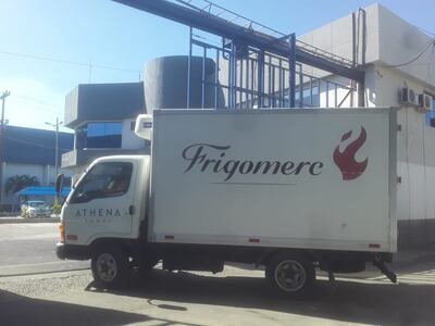 Vecinos denunciaron a la empresa Frigomerc por aglomeración de sus empleados en el acceso principal. El Ministerio de Salud solicitó que se hagan cambios para evitar aglomera-
ciones, y el viernes volverán para verificar.
