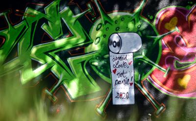 Un graffiti del artista Kai 'Uzey' Wohlgemuth muestra un rollo de papel higiénico con la frase "Esparcí amor, no pánico", en Hamm, Alemania.