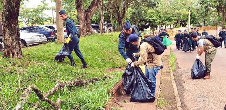 Una jornada de limpieza masiva se realizó en la zona primaria del puente de la Amistad de Ciudad del Este.