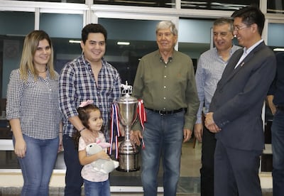 Los Velázquez reciben el trofeo “Independencia del Perú”, entregado por el ministro Manuel Carrasco.
