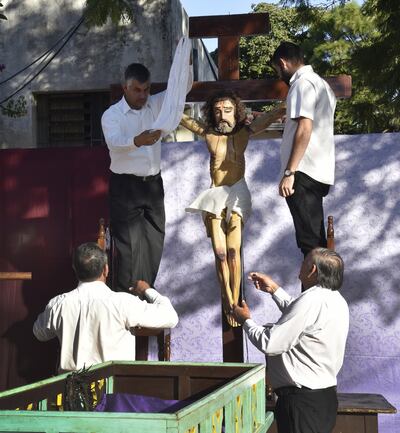 Unos pocos estacioneros participaron de la liturgia de las Siete Palabras y realizaron el calvario para luego llevar al Cristo Yacente hasta el interior del templo.