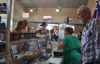 mucha-gente-visito-ayer-el-agro-mercado-ubicado-en-el-limite-entre-san-bernardino-y-altos--201433000000-1621894.jpg