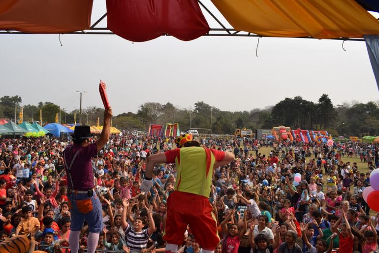 Los payasos armaron su show para que los niños se diviertan.
