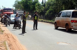 agentes-de-la-patrulla-caminera-dirigian-ayer-el-pesado-trafico-generado-en-la-avenida-avelino-martinez-via-alternativa-en-zona-de-obras-del-metrobus-203719000000-1643885.jpg