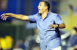 pedro-sarabia-tecnico-de-libertad-dando-indicaciones-en-el-juego-disputado-frente-a-cerro-porteno-que-termino-3-1-a-favor-de-los-libertenos--225116000000-1060465.jpg
