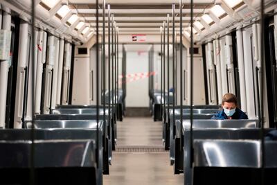 Una mujer en un vagón del metro de Barcelona, ayer lunes.