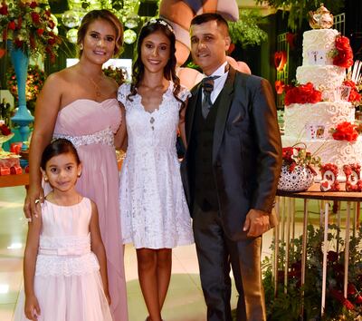 Melody junto con sus padres Gretel González Villaverde y Gustavo Adolfo Roa, también la acompaña su hermana María Giselle Roa.