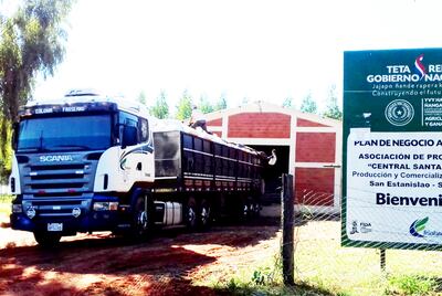 Un camión es cargado  con bolsas de sésamo para su envío  al  centro de acopio instalado en la localidad de  Liberación.