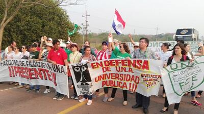 Docentes reclamaron equiparación salarial con cierre de rutas en Paraguarí.