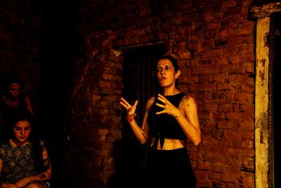 Paola Irún en una de las escenas de “Nombre”, la obra que había estrenado en Punta Karapã días antes de la  cuarentena.