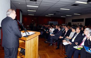 el-ministro-de-industria-del-brasil-armando-monteiro-se-dirige-a-un-auditorio-compuesto-por-casi-un-centenar-de-empresarios-brasilenos-y-otros-tanto-204112000000-1375516.jpg