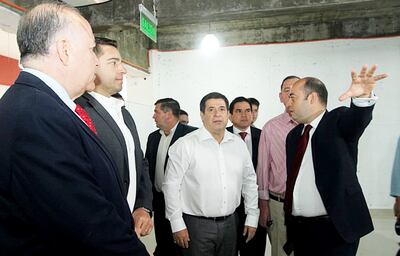 Horacio Cartes, rodeado de políticos aliados, observa mejoras de un salón multiuso de la Junta de Gobierno que costaron G. 383.026.600, según informaron.