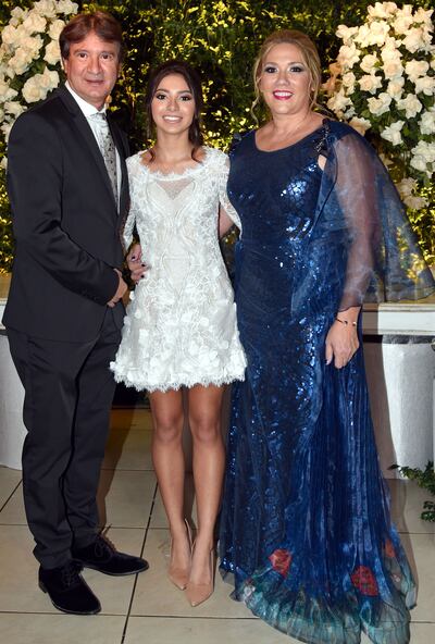 La quinceañera, Alyson Nicole Aguayo Laconich, con sus padres, Nicolás Aguayo y Sandra Laconich.