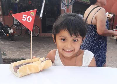 El sandwich del embutido fue repartido entre la gente que asistió al evento  que pretendía dar una faceta  distintiva a la ciudad.
