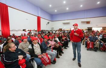 santiago-pena-se-reunio-ayer-a-la-tarde-con-funcionarios-de-petropar-en-un-local-de-evento-en-villa-elisa--224618000000-1620220.jpg