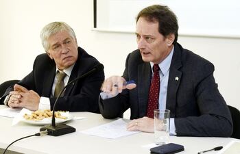 carlos-jorge-biedermann-y-el-embajador-lee-mcclenny--215106000000-1692340.jpg