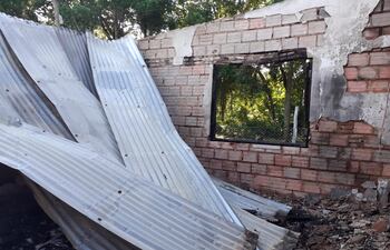 La vivienda se derrumbó a consecuencia del fuego.