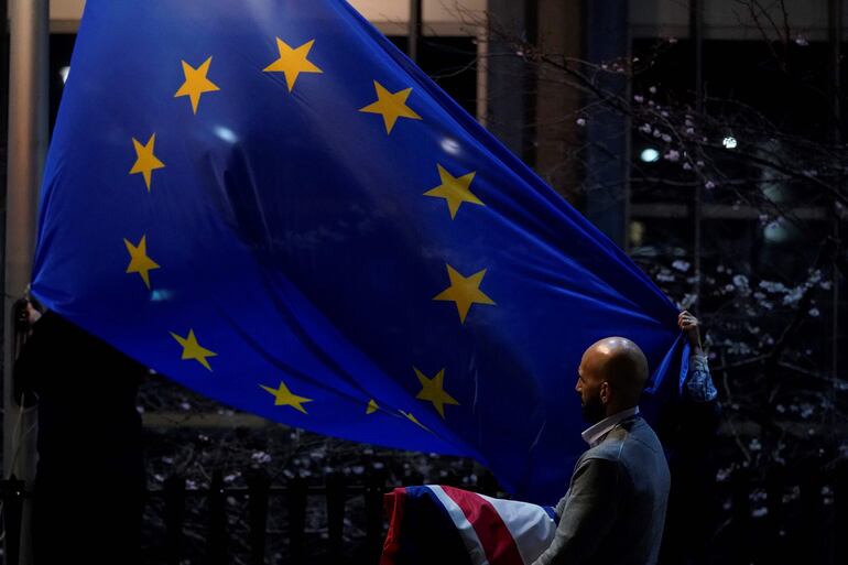 La bandera del Reino Unido es reemplazada por la de la Unión Europea en la sede del Parlamento Europeo, en Bruselas, Bélgica.