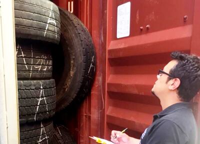 Un inspector del Mades mira un contenedor repleto de cubiertas usadas que ingresó  por el puesto aduanero de Caacupemí.