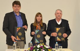 Wesley Loewen, Carla Bacigalupo y Gustav Sawatzky, tras la firma del convenio.