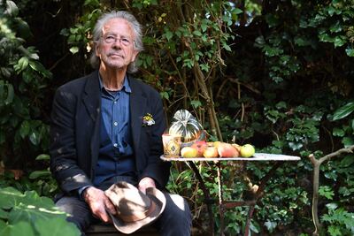 El escritor austriaco Peter Handke posa en su casa de Chaville, en el suburbio de París. Es el ganador del Premio Nobel de Literatura 2019.