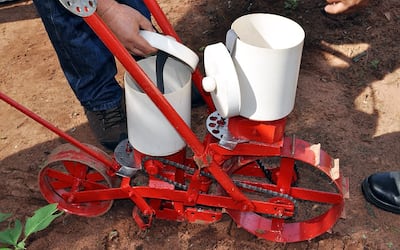 Su mantenimiento es muy sencillo y pesa 12 kilogramos, permite sembrar en dos hileras al mismo tiempo.