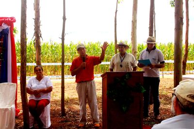Rosalina Román, al lado de su esposo Rubén Fariña, que dio un discurso durante la jornada de campo realizada en su finca;  junto a él, los técnicos que lo ayudan.