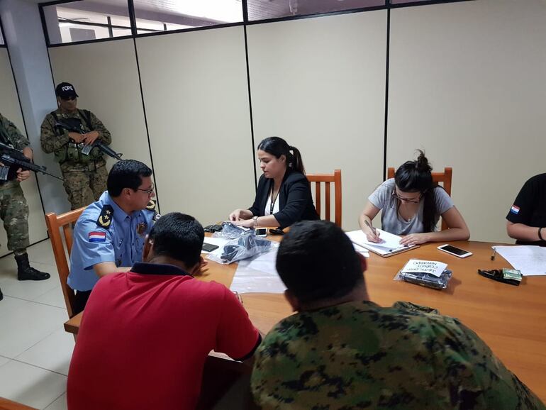 Policías detenidos por apoyar a narcos.